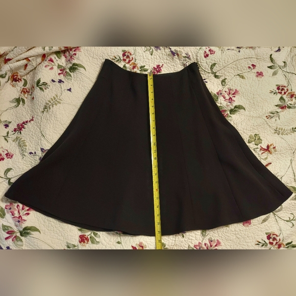 Ann Taylor LOFT 4P Black Crepe Flare Midi Skirt Like New. Lined. Side Zip. - Picture 5 of 8